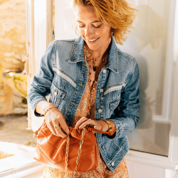 Blouson en denim bleu et patch façon drapeau 100% coton responsable