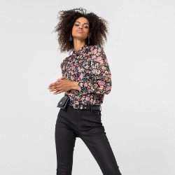 Blouse noire à l’imprimé floral rosé et au voile de satin