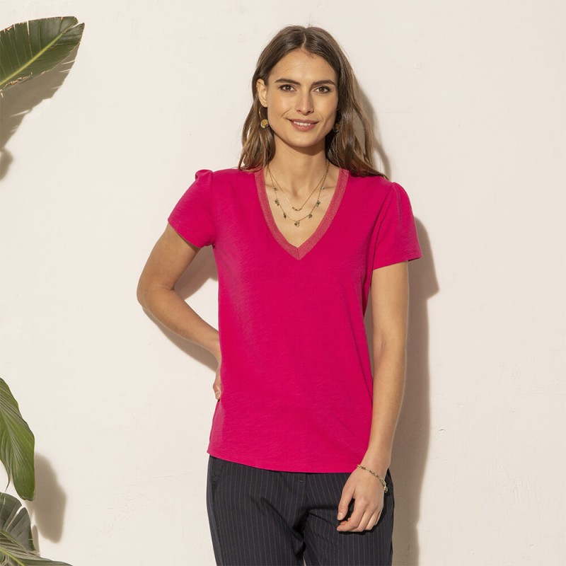 T-shirt rose avec encolure en V et broderie au dos