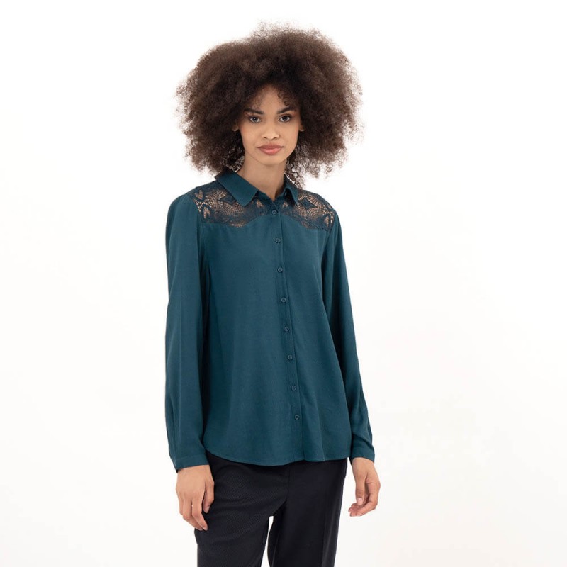 Chemise coloris bleu vert en crêpe de viscose durable avec empiècement dentelle