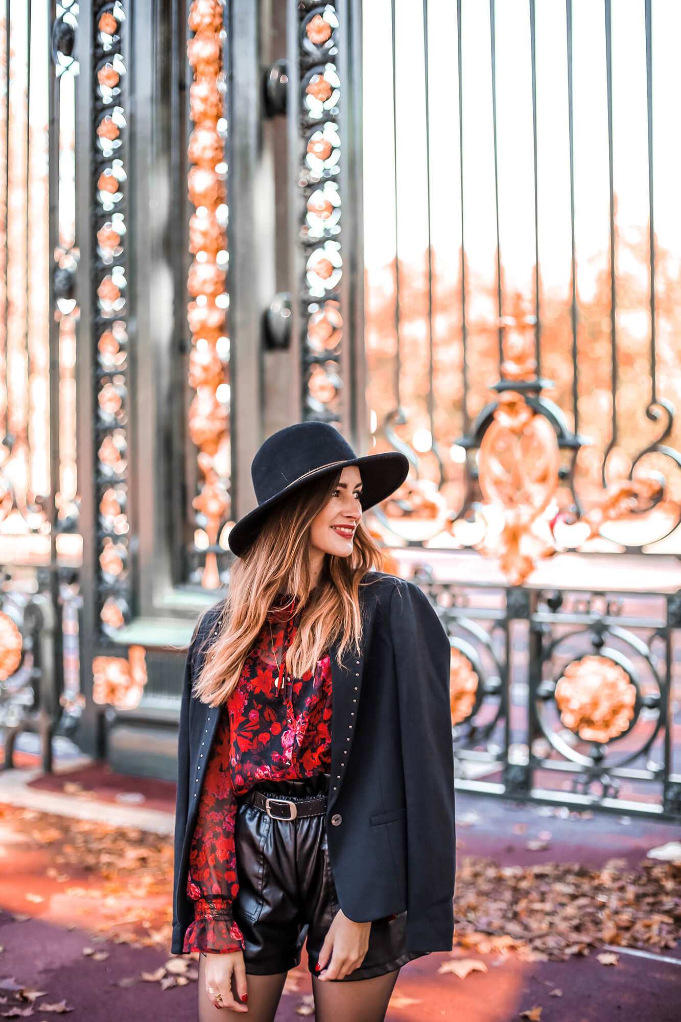  Justine, de rouge et noir vêtue, incarne parfaitement le style et l'esprit bohème-rock d'Elora